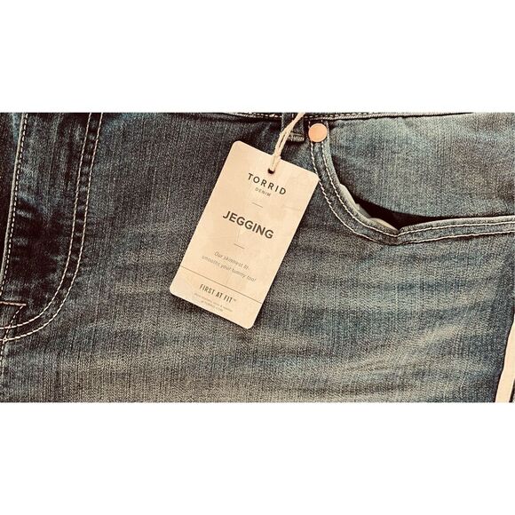 TORRID WOMENS JEANS WITH WHITE STRIPE DOWN LEG WOMENS SIZE 6XL NEW - Picture 8 of 12